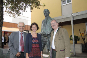 Hans Mummert, Elke Zehetner und Christian Ude vor dem Bergmann-Denkmal am Rathausplatz