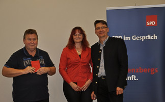 Markus Kleinen mit den Neumitgliedern Claudia Kappendobler und Siegfried Höfler