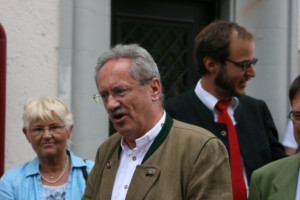 Christian Ude vor dem Rathaus