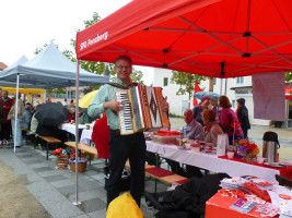 Willi Dienstbier als Alleinunterhalter der Langen Tafel auf dem Stadtplatz