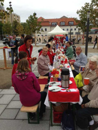 Die lange Tafel auf dem Stadtplatz